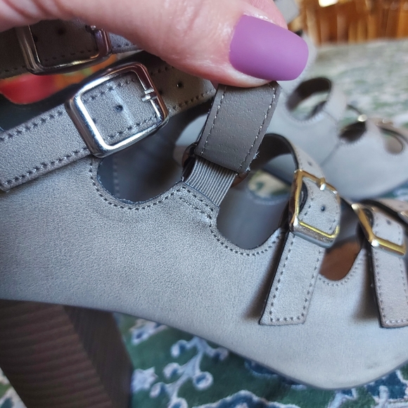 NWOT grey strappy heels size 9 - Picture 9 of 12